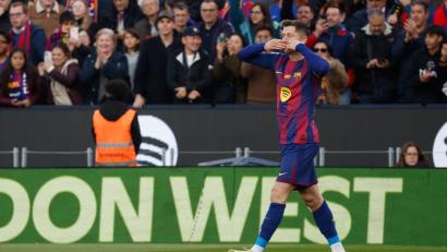 Bild: Joan Monfort/AP/dpa
Robert Lewandowski leitet den Sieg bei der Rückkehr ins Camp Nou ein.