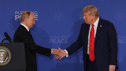 Bild: Jae C. Hong/AP/dpa
Putin (l) und Trump sehen den US-Plan an Grundlage für ein Ende des Ukraine-Kriegs. (Archivbild)