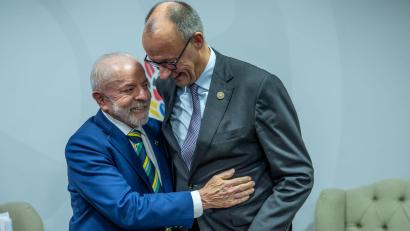 Bild: Michael Kappeler/dpa-pool/dpa
Kanzler Merz und Brasiliens Präsident Lula umarmen sich beim G20-Gipfel.