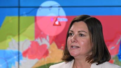 Bild: Lukas Coch/AAP/dpa
Australiens Katastrophenschutzministerin Kristy McBain warnte vor der zerstörerisch Kraft von Zyklon „Fina“.