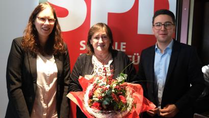 Bild: Hirsch
Mit Blumen gratulierten Geschäftsstellenleiterin Sandra Richthammer (links) und SPD-Kreisvorsitzender Peter Wein (rechts) Marianne Schieder zur Nominierung als Landratskandidatin.
