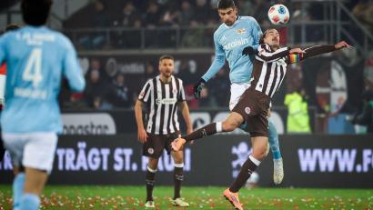 Bild: Christian Charisius/dpa
Zurück in der Startelf: St. Paulis Kapitän Jackson Irvine (r).