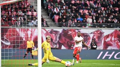 Bild: Jennifer Brückner/dpa
Bremens Torwart Mio Backhaus (l, Werder Bremen) und Ridle Baku (RB Leipzig) schauen dem Ball hinterher. Backhaus verhinderte mit seinen Paraden einen frühen Rückstand der Gäste in Leipzig.