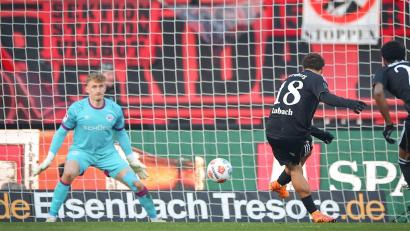 Bild: Daniel Karmann/dpa
Der Nürnberger Wegbereiter: Rafael Lubach erzielt per Foulelfmeter das 1:0.