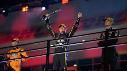 Bild: John Locher/AP/dpa
Als Verstappen (Mitte) bei der Siegerehrung jubelte, wusste er noch nicht, wie wertvoll sein Sieg noch werden würde.