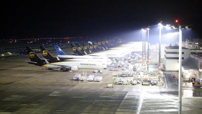 Bild: Sascha Thelen/dpa
Wegen Blitzeis wurde der Flugbetrieb am Flughafen Köln/Bonn am Nachmittag für 45 Minuten unterbrochen.