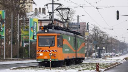 Bild: Heiko Becker/dpa
Wegen Glättegefahr setzt der gesamte Busverkehr im Stadtgebiet Würzburg in der Nacht zum Montag aus. (Symbolbild)