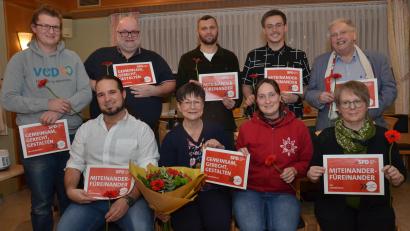 Bild: dob
Mit der Heilpädagogin Monika Zintl (vorne, Zweite von links) als Bürgermeisterkandidatin geht der SPD-Ortsverein in den Kommunalwahlkampf. Sie kann sich auf den Ortsverein verlassen, der zu 100 Prozent hinter ihr steht.