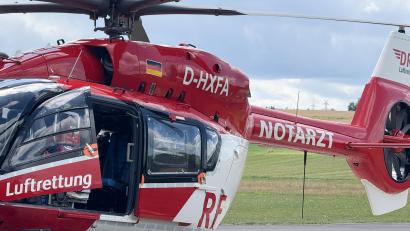 Symbolbild: Gabi Schönberger
Ein 30-jähriger Mann musste mit einem Rettungshubschrauber und mit Hilfe einer Seilwinde aus einem Wald geborgen werden, weil er sich am Bein verletzt hatte.