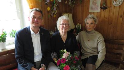 Bild: adj
Anna Reil (Mitte) feierte ihren 90. Geburtstag, dazu gratulierten auch Tochter Anita und Bürgermeister Ernst Schicketanz.