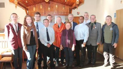 Bild: pi
Ludwig Herrmann (Sechster von links) freut sich über die vielen guten Wünsche zum 85. Geburtstag.