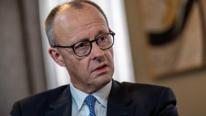 Bild: Michael Kappeler/dpa
Der Kanzler setzt auf Einigung im Rentenstreit.