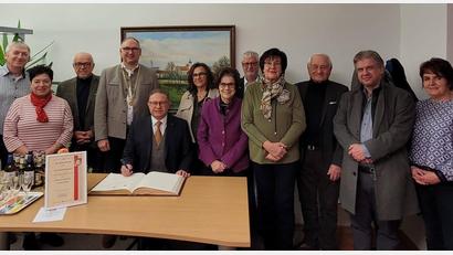 Bild: Markt Mantel/exb
Harald Puckschamel (vorne sitzend) bekam von Bürgermeister Richard Kammerer (Vierter von links) im Rathaus die Ehrenamtsurkunde.