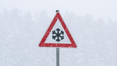 Bild: Silas Stein/dpa
Schneefälle und gefrierender Regen könnten mancherorts zu Rutschpartien führen. (Archivbild)