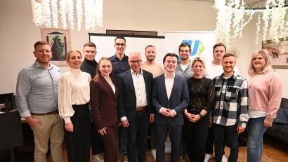 Bild: kki
CSU-Vorsitzender Michael Meiler und Frauen-Unions-Vorsitzende Gwendolyn Hübner (erste Reihe jeweils außen) gratulieren mit dem stellvertretendem Landrat Albert Nickl (Sechster von links) Christian Stahl (Achter von links) zur Nominierung der JU-Liste.