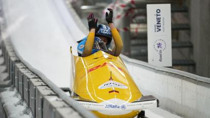 Bild: Andrew Medichini/AP/dpa
Die Peking-Olympiasiegerinnen Laura Nolte und Deborah Levi kamen im Zweierbob auf der neuen Olympia-Bahn in Cortina bestens zurecht und gewinnen.