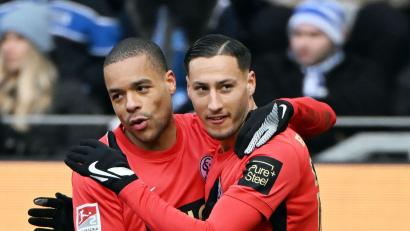 Bild: Uli Deck/dpa
Younes Ebnoutalib (r) bestrafte einen Patzer der KSC-Defensive.