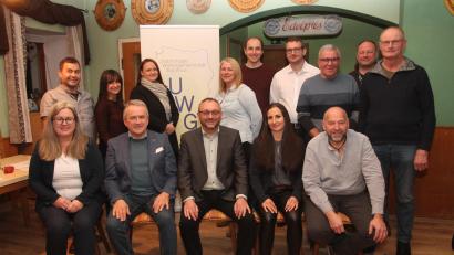 Bild: pi
Die UWG schickt wieder Markus Bauriedl (sitzend, Mitte) als Bürgermeisterkandidat ins Rennen.