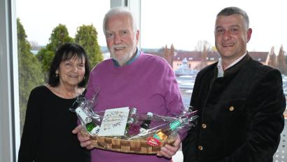 Bild: kki
Immo Wimmer (Mitte) und seine Frau Gabi freuten sich über die Glückwünsche von Dietmar Schaller, Vorsitzender des Männergesangvereins und Pirker Bürgermeister.