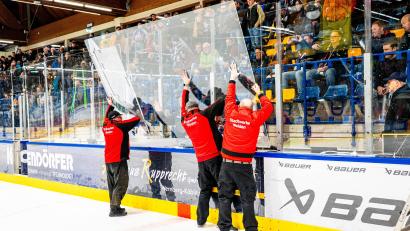 Bild: Elke Englmaier
Mitte des zweiten Drittels ging eine Scheibe zu Bruch und konnte binnen 90 Minuten nicht ausgetauscht werden.