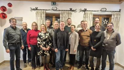 Bild: Alex Mückl/exb
14 Kandidaten der FWG Parkstein um Bürgermeister Reinhard Sollfrank (Siebter von links) stellen sich zur Kommunalwahl.