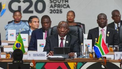 Bild: Misper Apawu/Pool AP/AP/dpa
Trotz des US-Boykotts kann der südafrikanische Präsident Cyril Ramaphosa beim G20-Gipfel in Johannesburg punkten.