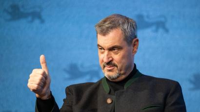 Symbolbild: Silas Stein/dpa
Markus Söder (CSU) erklärte, dass eine Kooperation seiner Partei mit der AfD die CSU "zerreißen" würde. Zugleich zeigte er einen Fahrplan auf, welchen Umgang mit der AfD er für sinnvoll hält.