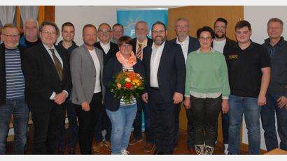 Bild: pop
Die Kandidaten der Freien Wähler Schmidmühlen mit Bürgermeisterkandidat Daniel Sandner (vorne, Mitte) und seiner Ehefrau Iris.