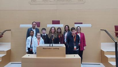 Bild: Christina Gilch
Die Schüler freuten sich über den Preis, den sie im Landtag überreicht bekommen haben.