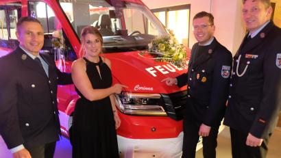 Bild: do
Mit Fahrzeugbraut Corinna Danzer freuen sich Bürgermeister Marcus Gradl (li), Vorstand Korbinian Dunzer (2.v.re.) und Kommandant Christian Götz (re) über die Indienststellung des neues Mehrzweckfahrzeuges.