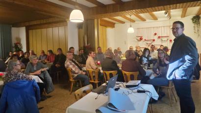 Bild: Michael Meier
Bürgermeister Stephan Schübel referierte anlässlich der Pechbrunner Bürgerversammlung in einem restlos gefüllten Veranstaltungslokal.