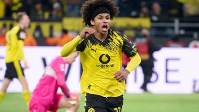 Bild: Bernd Thissen/dpa
Karim Adeyemi jubelt nach seinem Tor für Dortmund gegen Stuttgart.