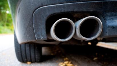 Bild: Daniel Bockwoldt/dpa
Nach einer Serienattacke auf Auspuffrohre von Fahrzeugen hat die Staatsanwaltschaft neue Erkenntnisse. (Symbolfoto)