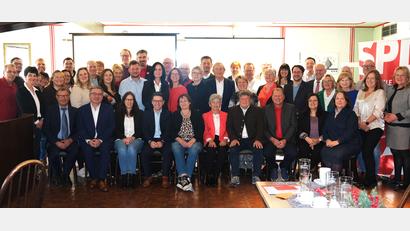 Bild: Hirsch
Die SPD nominierte die Bewerber für den Schwandorfer Kreistag. Sitzend die Kandidaten auf den zehn ersten Plätzen.