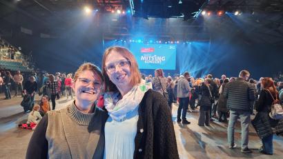 Bild: Franziska Dotzler
Sabrina Gebhard (links) und Irene Klier vor dem Mitsingkonzert. Die beiden Amberg-Sulzbacher sind nach Ingolstadt gefahren, um mit Tausenden anderen gemeinsam zu singen.