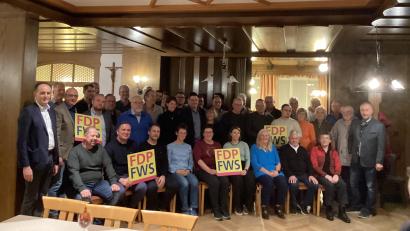 Bild: Monika Ziegeler
Die Kandidaten der FDP/FWS-Wahlliste zur Kreistagswahl mit ihrem Spitzenkandidaten Benjamin Hiltl (zweite Reihe, Sechster von links).