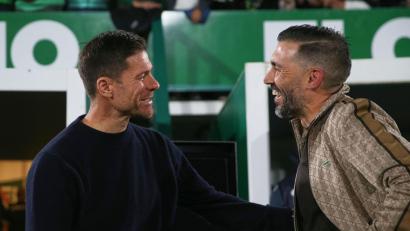 Bild: Alberto Saiz/AP/dpa
Ein Punkt, mit dem Xabi Alonso und Eder Sarabia leben müssen.