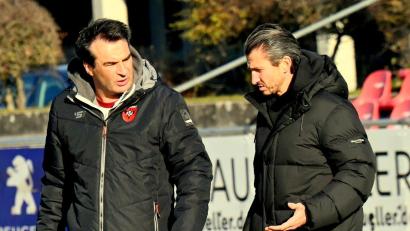 Bild: Werner Franken
Es gab Diskussionsbedarf zwischen Michael Riester (rechts), dem Trainer der SpVgg SV Weiden, sowie Stefan Pröpster, dem Sportlichen Leiter des ASV Neumarkt. Die Bayernliga-Partie wurde am Samstag kurzfristig abgesagt.