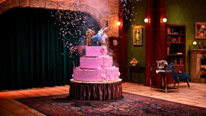 Bild: Willi Weber/ ARD Degeto Film/ORF/Constantin Entertainment/dpa
Bill Kaulitz kletterte aus einer Torte.