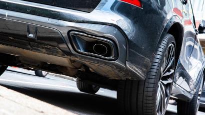 Bild: Alicia Windzio/dpa
Nach einer Serienattacke auf Auspuffrohre von Fahrzeugen hat die Staatsanwaltschaft neue Erkenntnisse. (Symbolfoto)