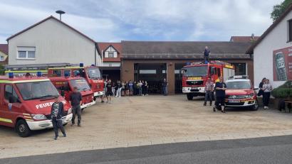 Archivbild: lei
Das Königsteiner Feuerwehrhaus (hier eine Archivaufnahme von 2022) kann zeitgemäße Anforderungen nicht mehr erfüllen - auch Stellplätze für die Einsatzkräfte fehlen. Im Marktrat wurde dazu nun eine Machbarkeitsstudie zur Sanierung behandelt.