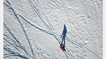 Bild: Matthias Bein/dpa
Lange Schatten im Schnee - Wintersportler an der Rodelpiste am Wurmberg im Harz