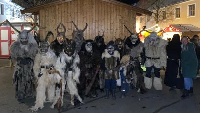 Bild: amö
Das "Dachsberger WoidGsindl" mischte sich nach ihrer Vorstellung und die Marktbesucher.