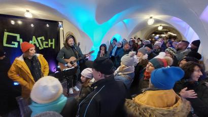 Bild: Kunz
Durchkommen unmöglich: Das Duo "Gwasch" dirigiert den Weidener Chor am Durchgang des Alten Rathauses.