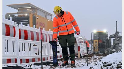 Bild: Martin Schutt/dpa
Bauleute arbeiten an einer Horizontalbohrung für die Stromtrasse Suedlink bei Wasungen.