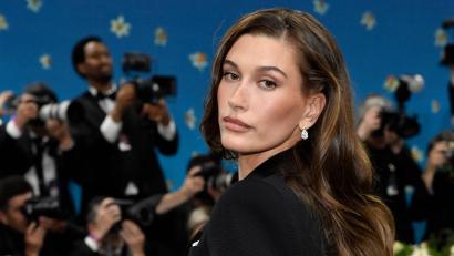 Bild: Evan Agostini/Invision/dpa
Hailey Bieber hatte eine weiß dekorierte Torte zum Geburtstag. (Archivbild)