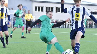 Bild: Hubert Ziegler
Thomas Deml (2 von rechts) vom FC Rieden versucht in dieser Szene Elias Segerer (rechts) vom SV Raigering den Ball vom Fuß zu spitzeln. Das Topspiel der Kreisliga Süd auf dem Raigeringer Kunstrasenplatz endete mit 2:2.