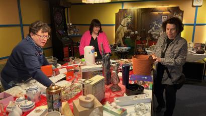 Bild: ge
Ein Flohmarkt umrahmte heuer den Strickwarenverkauf und erwirtschaftete ein respektables Ergebnis.