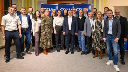 Bild: CSU Hirschau
Die Ärmel hochkrempeln und anpacken! Das will Bürgermeisterkandidat Martin Merkl mit seinen einstimmig gewählten Kandidatinnen und Kandidaten.