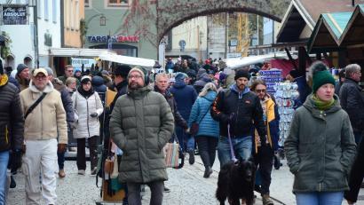 Bild: Kunz
Trotz oder vielleicht sogar aufgrund der Kälte ist der verkaufsoffene Kathreinsonntag in Weiden so gut frequentiert wie lange nicht. Kaufwillige aus der Stadt und dem Umland decken sich mit warmer Kleidung und Geschenken für Weihnachten ein.